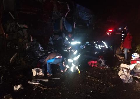 Grave acidente com ônibus de turismo deixa 10 mortos em SP 