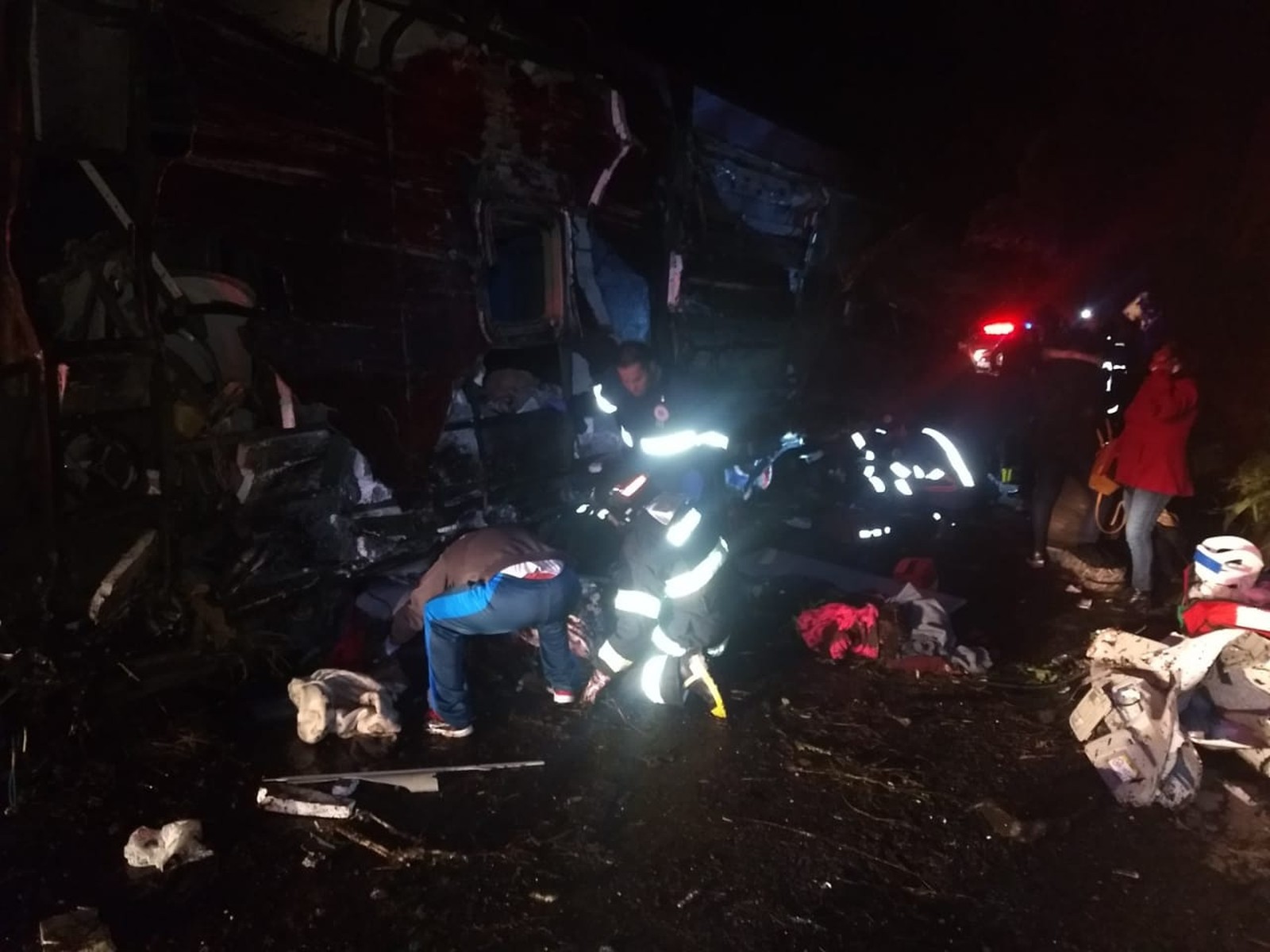 Grave acidente com ônibus de turismo deixa 10 mortos em SP 