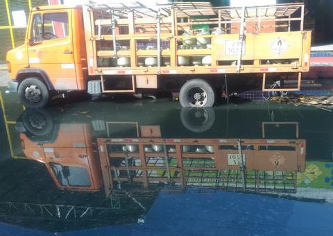 Rua dos Barés é interditada com a subida do rio Negro