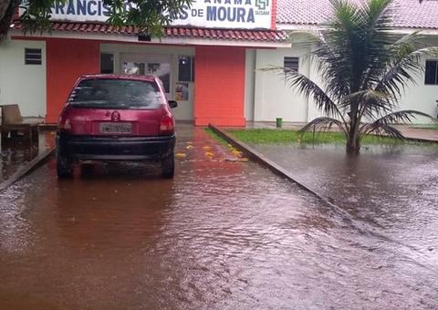 Hospital fica ilhado com cheia e atendimentos serão transferidos para balsa no Amazonas 