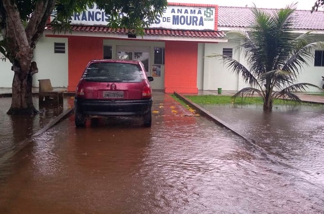 Hospital fica ilhado com cheia e atendimentos serão transferidos para balsa no Amazonas 