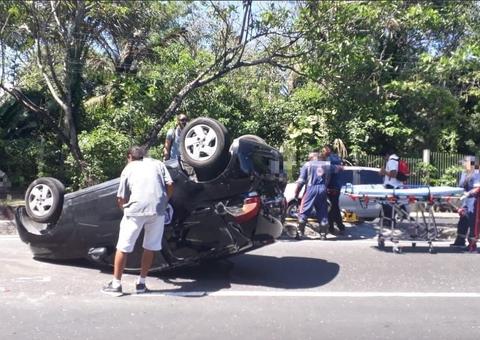 Carro capota e trânsito fica caótico em avenida de Manaus