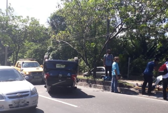 Carro capota e trânsito fica caótico em avenida de Manaus