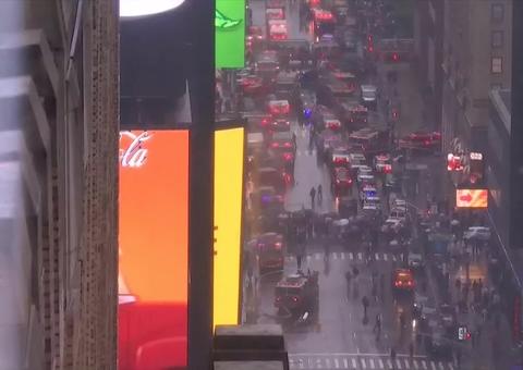 Aeronave pega fogo após bater em prédio em Nova York 