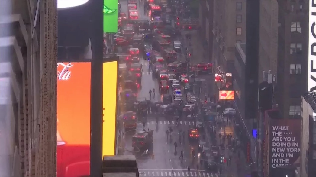 Aeronave pega fogo após bater em prédio em Nova York 