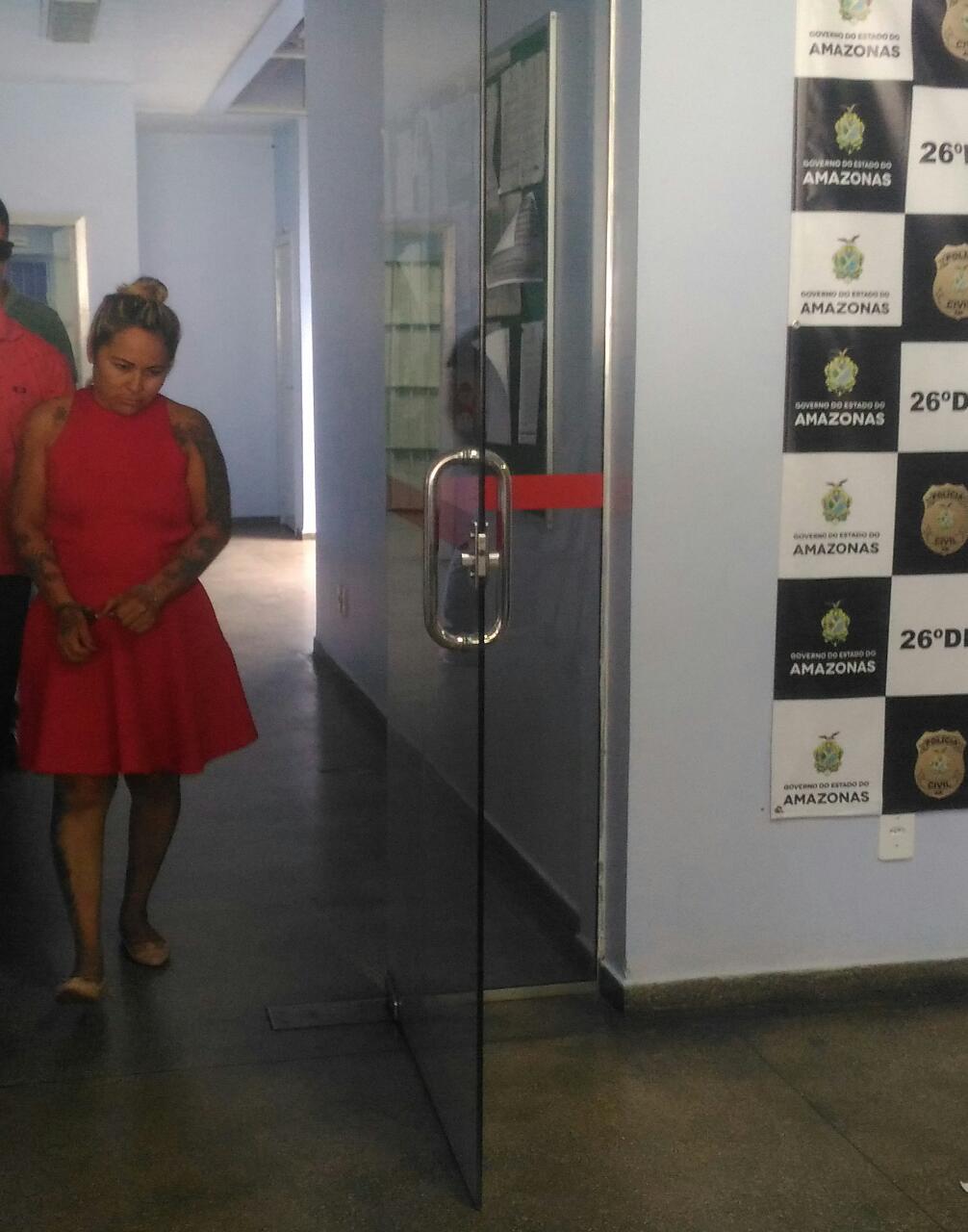Mulher é presa suspeita de vender terrenos ilegalmente em Manaus 