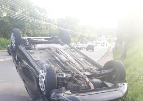 Carro capota após bater em outro veículo em avenida de Manaus