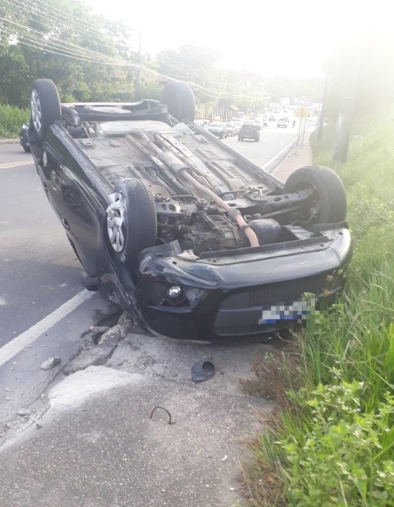 Carro capota após bater em outro veículo em avenida de Manaus