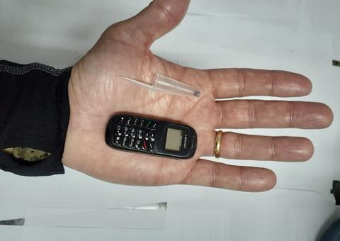 Celular do tamanho de uma tampa de caneta é apreendido em presídio