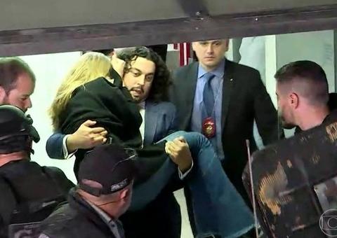 Advogado diz que deixou caso de Najila após ela acusá-lo de ter roubado tablet