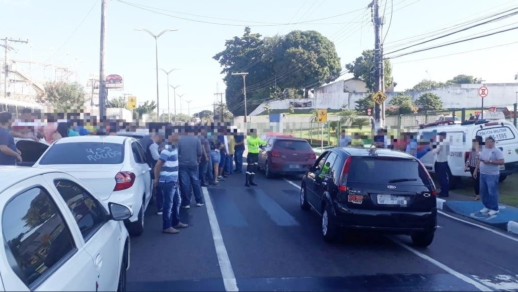 Motoristas de aplicativo interditam avenida durante protesto contra preço da gasolina em Manaus 