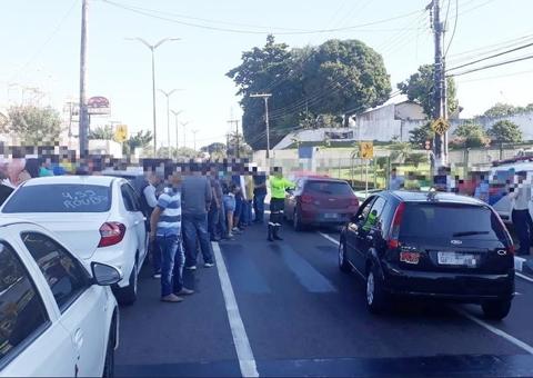 Motoristas de aplicativo interditam avenida durante protesto contra preço da gasolina em Manaus 