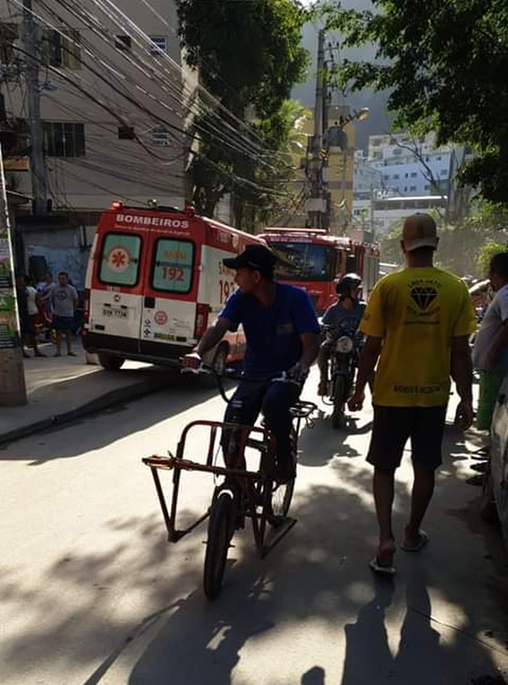 Explosão atinge prédio na Muzema 