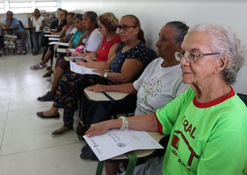 Idosos “malham a mente” em oficina da Prefeitura de Manaus