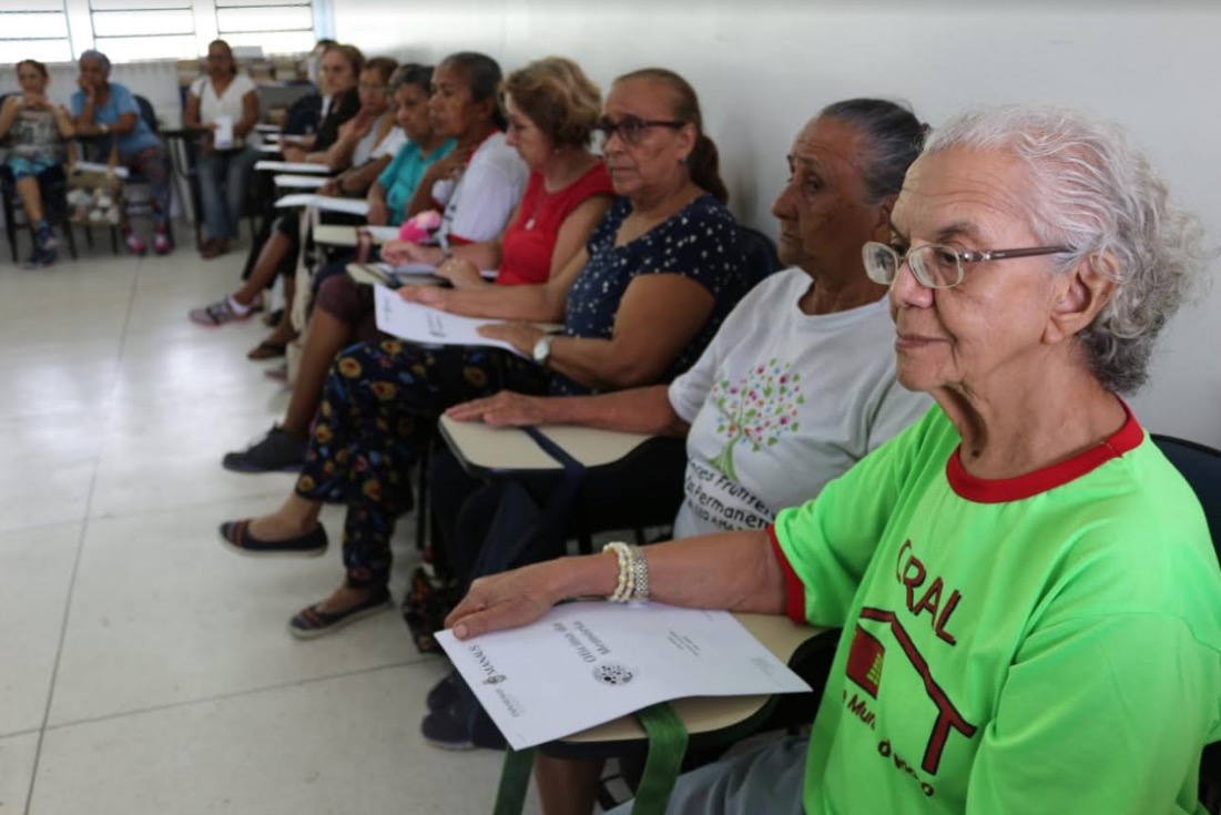 Idosos “malham a mente” em oficina da Prefeitura de Manaus