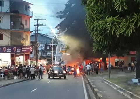 Populares fazem manifestação contra governo por conta de alagamentos em bairros de Manaus
