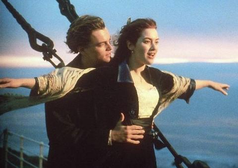 Músicos tocam tema de 'Titanic' enquanto shopping alaga no México