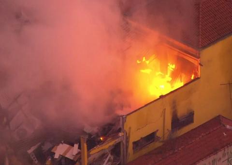 Supermercado pega fogo após explosão e deixa ferido