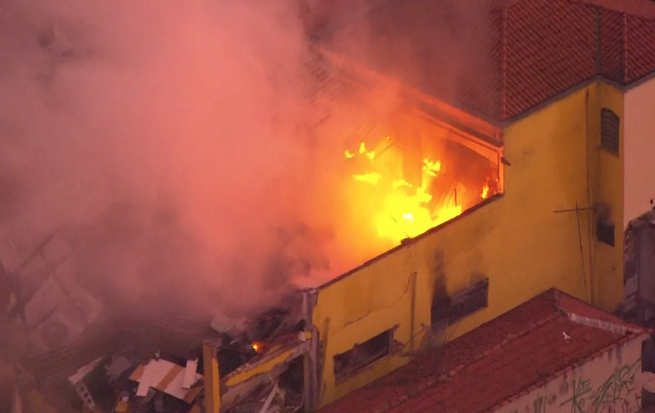 Supermercado pega fogo após explosão e deixa ferido