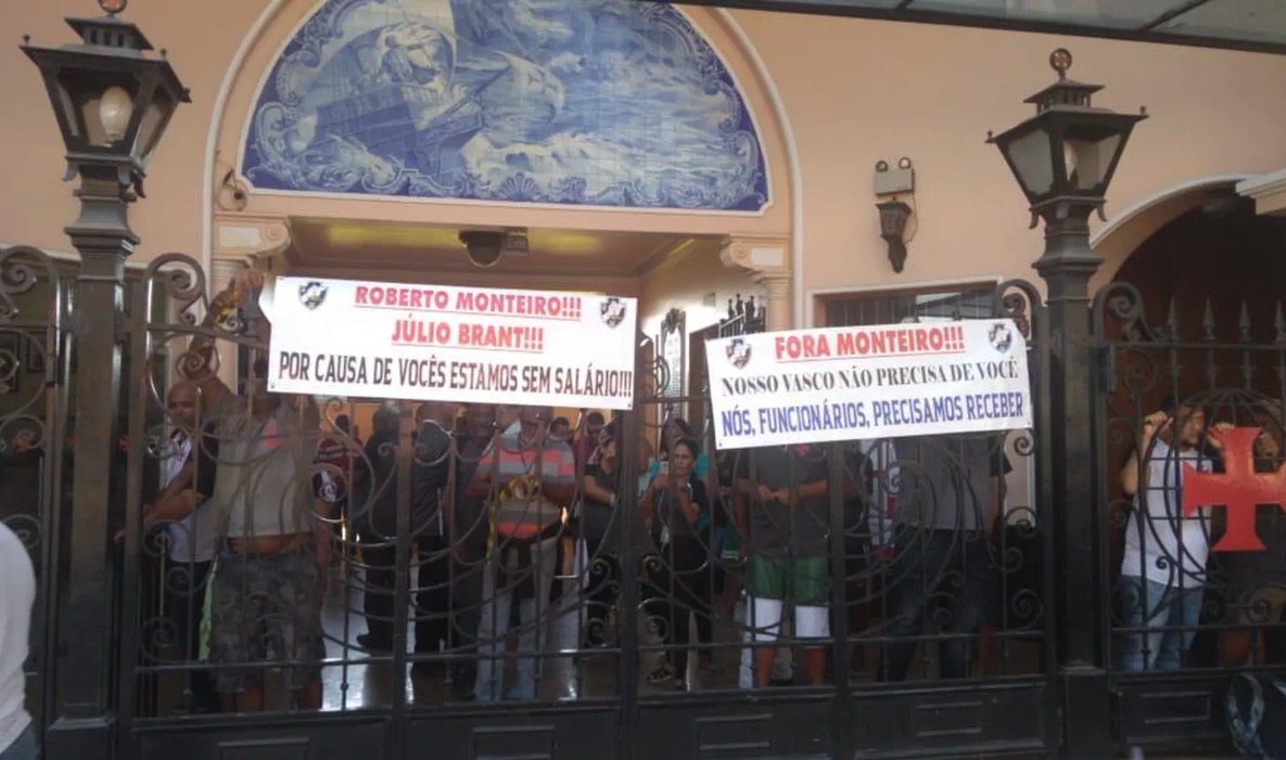 Funcionários do Vasco fazem greve devido a meses de salários atrasados 
