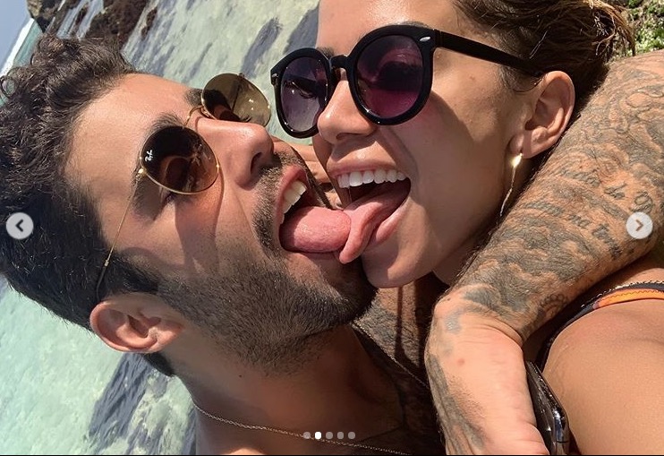 Anitta posta foto dando ‘linguada’ em Pedro Scooby e se declara no Dia dos Namorados