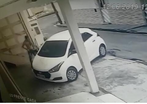 Motorista tem carro roubado ao estacionar na frente de casa em Manaus; veja vídeo 