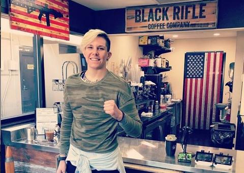 Lutadora do UFC escapa da morte após guindaste cair sobre seu apartamento 