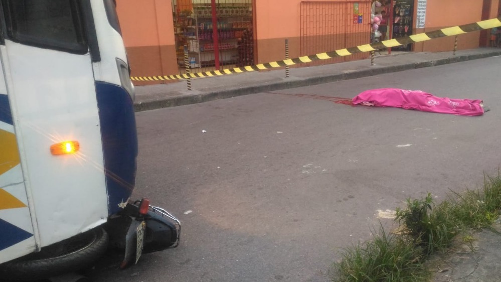 Motociclista morre em grave acidente em rua de Manaus