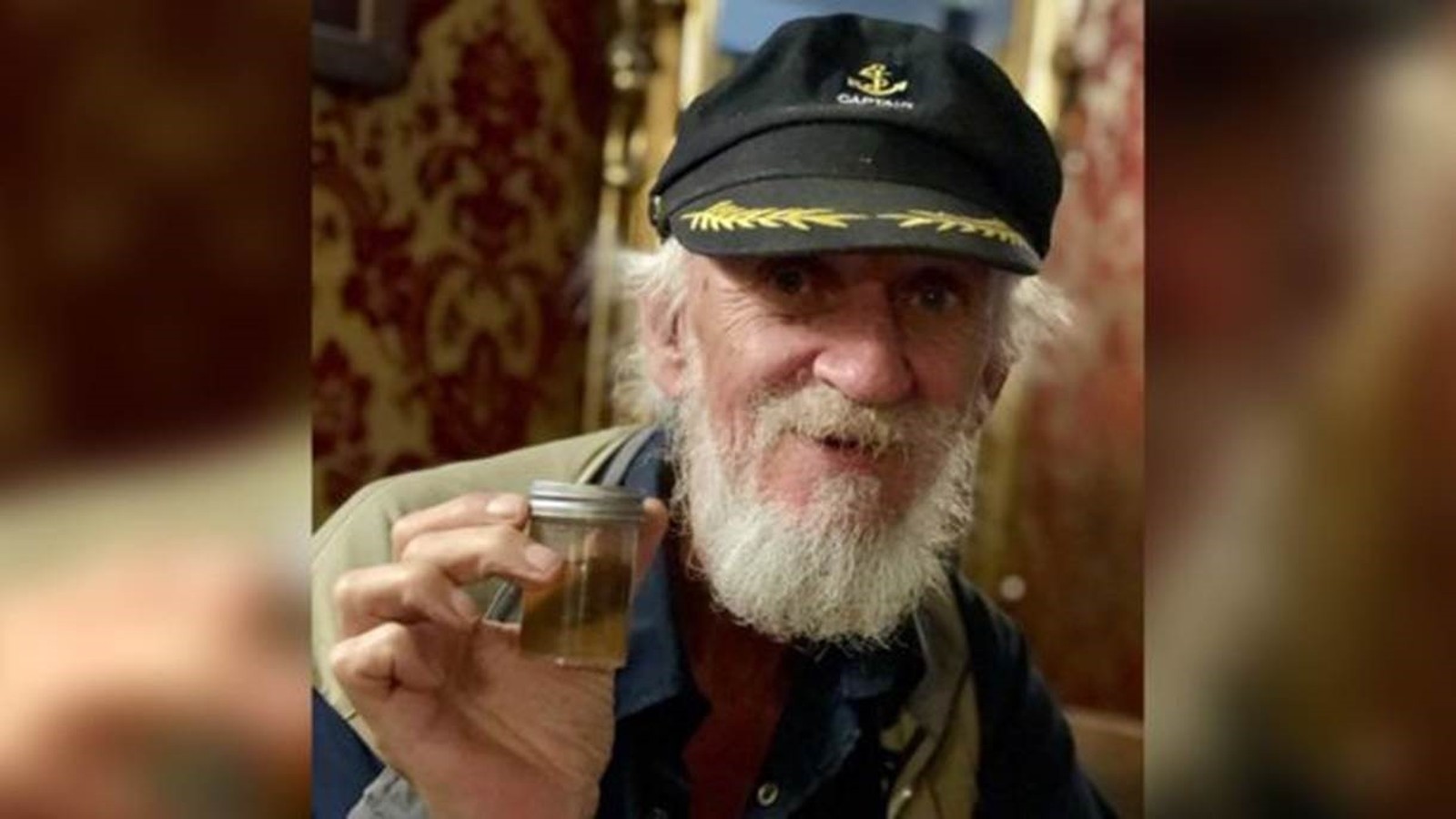 Homem doa dedo do pé para bar de hotel usar em coquetel tradicional