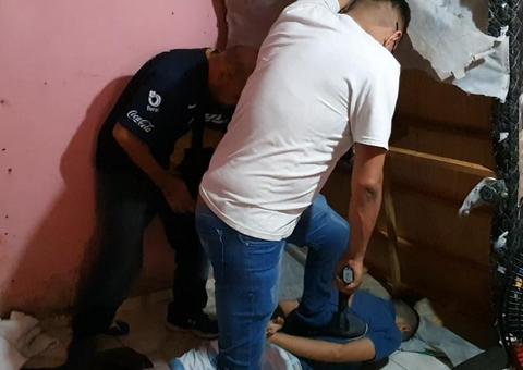 Em Manaus, suspeito de roubo tenta se esconder da polícia embaixo da cama para não ser preso