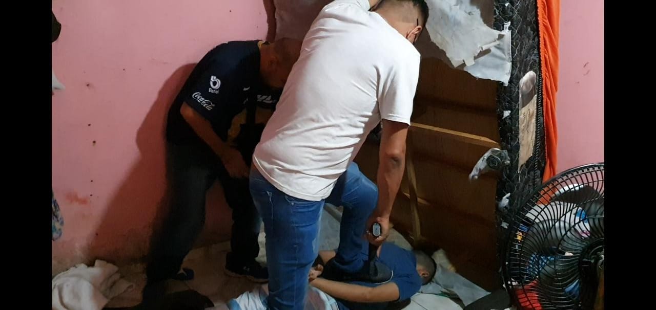 Em Manaus, suspeito de roubo tenta se esconder da polícia embaixo da cama para não ser preso