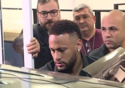 Neymar chega à delegacia para depor sobre acusação de estupro