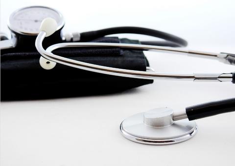 Médico que fazia consultas particulares durante jornada no INSS é condenado por fraudar ponto