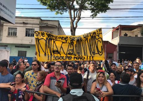 Grupo de fãs de Neymar realiza manifestação de apoio em delegacia