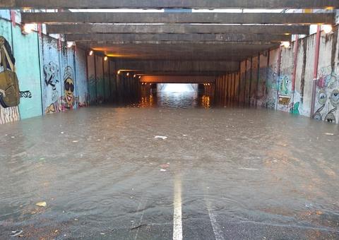 Mulher morre afogada após carro entrar em túnel alagado