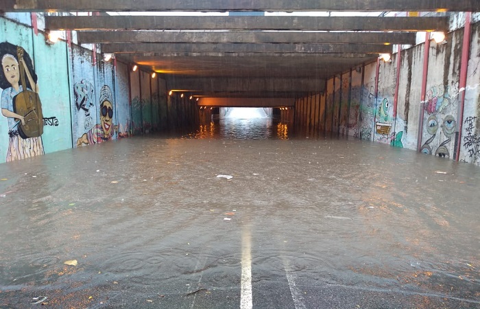 Mulher morre afogada após carro entrar em túnel alagado