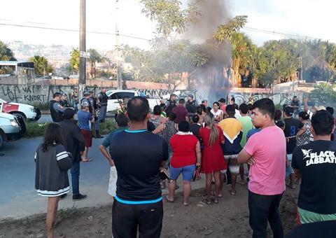 Indígenas fecham avenida durante protesto em Manaus 