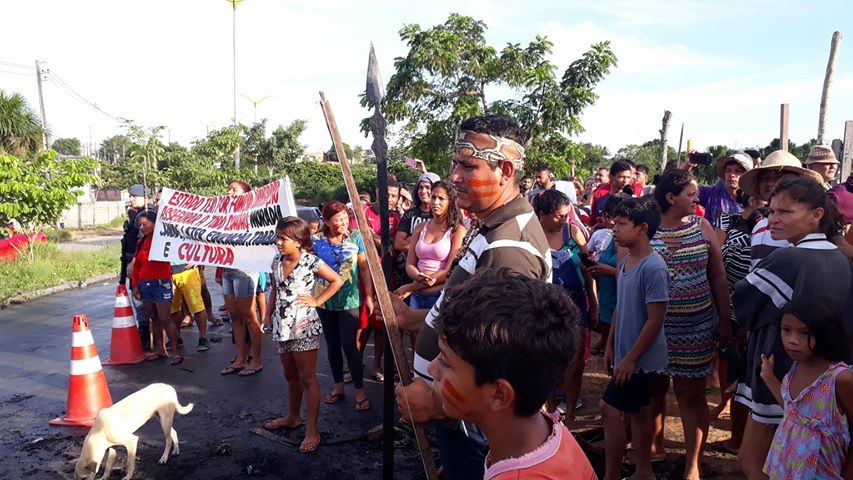 Indígenas fecham avenida durante protesto em Manaus 
