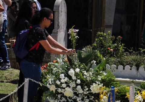 Amigos e fãs prestam últimas homenagens a Óscar Ramos