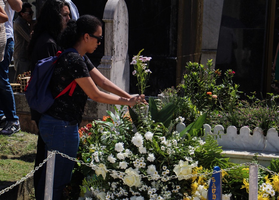 Amigos e fãs prestam últimas homenagens a Óscar Ramos