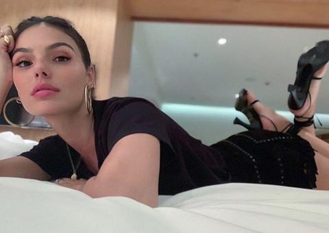 Após ser detonada na web, Isis Valverde fala sobre foto que liga feminismo à morte de Rhuan