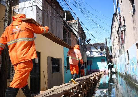 Nível do rio Negro atinge 29 metros e construção de passarelas são intensificadas 
