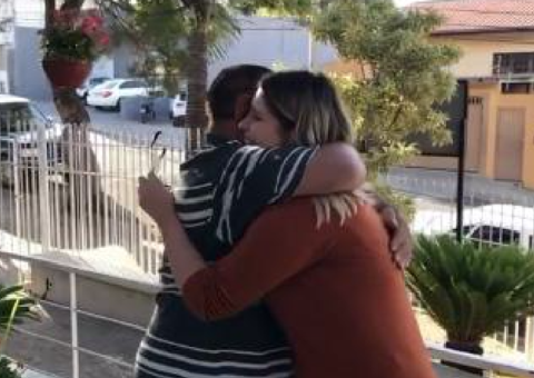 Marília Mendonça surpreende fã ao visitá-lo em asilo; Veja vídeo