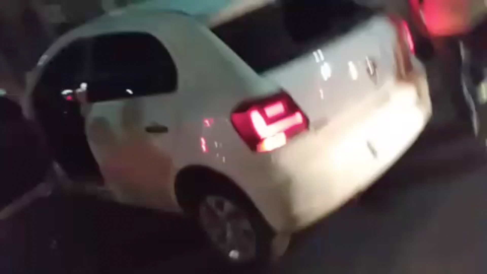 Motorista colide carro alugado em container e foge a pé após causar acidente em Manaus 