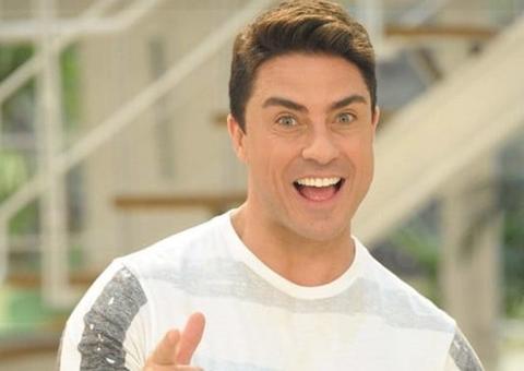 Ex-Turma do Didi, Marcelo Augusto curte férias com namorado 20 anos mais novo