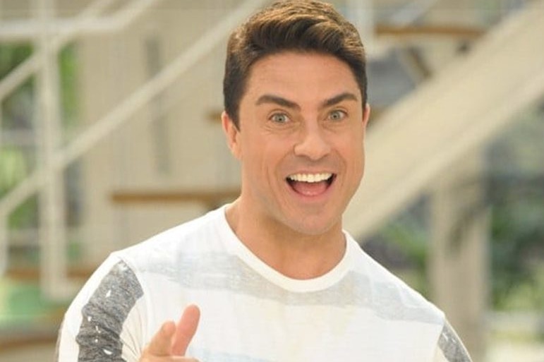 Ex-Turma do Didi, Marcelo Augusto curte férias com namorado 20 anos mais novo