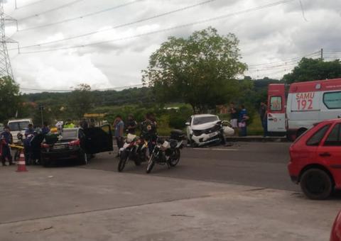 Acidente entre dois carros deixa motorista ferido em Manaus
