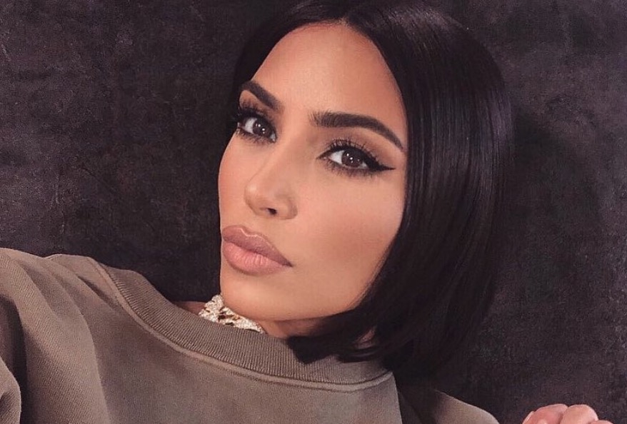 Kim Kardashian lançará maquiagem corporal que usa para disfarçar psoríase