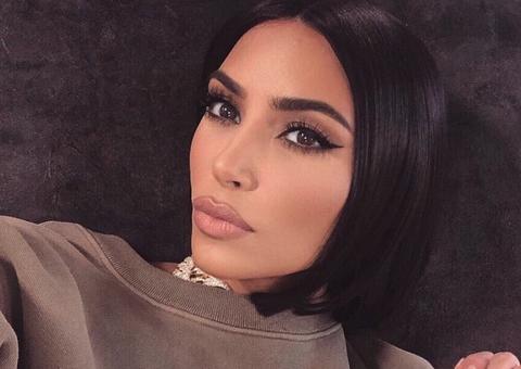 Kim Kardashian lançará maquiagem corporal que usa para disfarçar psoríase