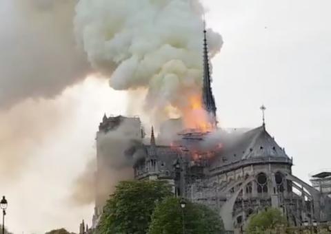 Dois meses após incêndio, Notre-Dame tem primeira missa